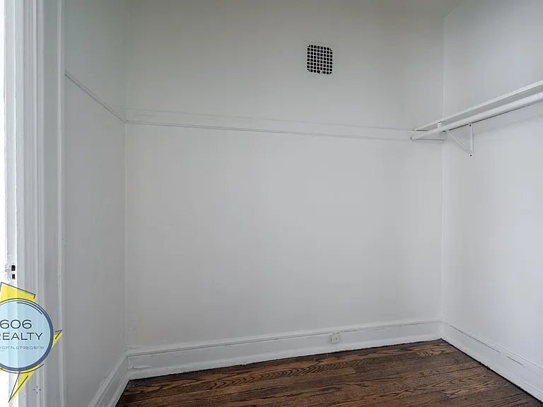 Albany Park Apartments - 4901 Christiana — Photo 10