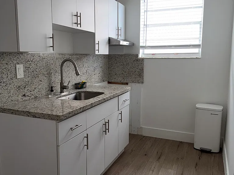 1029 SW 5th St #9 — Photo 8