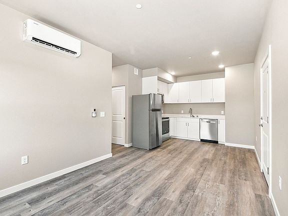 5th image of 2418 Verona St #404