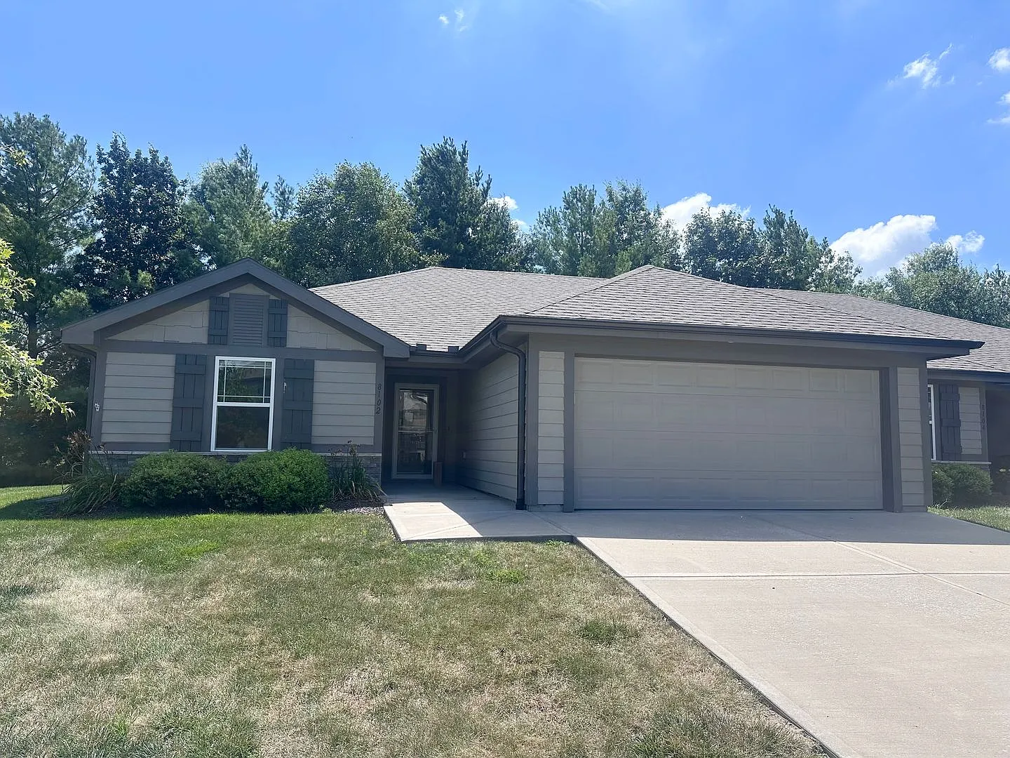Single Level 2 Bed | 2 Bath | 2 Car Garage Attached Villa in Blue Springs — Photo 2