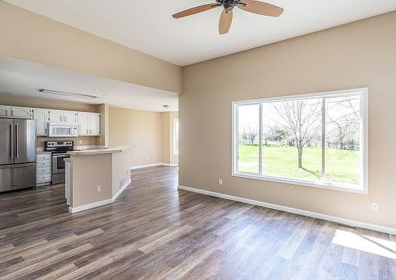 2nd image of 300 Parkview Dr