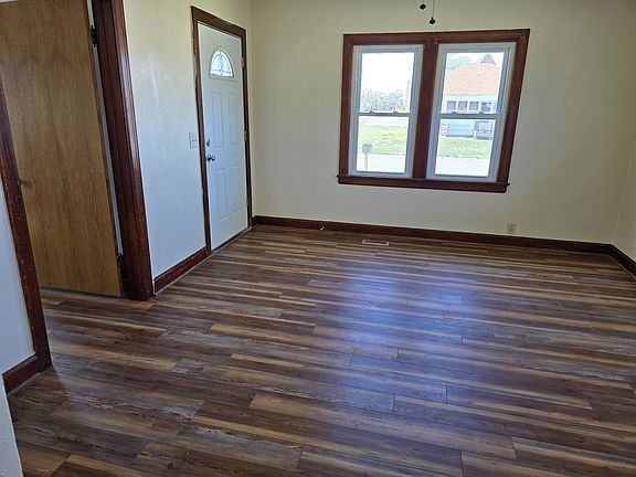 2nd image of 300 E Avenue E