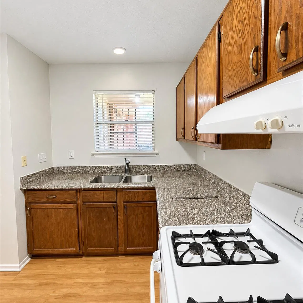 2 bed, 2.0 bath, 1141 sqft, $1,200 — Photo 4