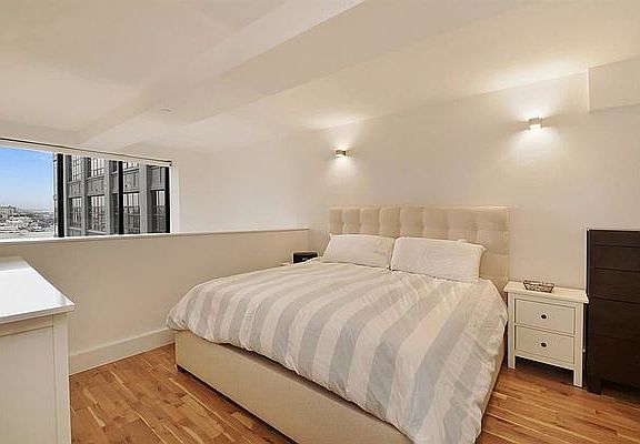 5th image of 360 Furman St APT 645