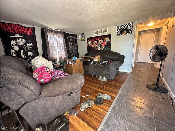 2nd image of 2907 25th St NE