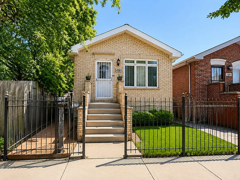 419 W Root St — Photo 1