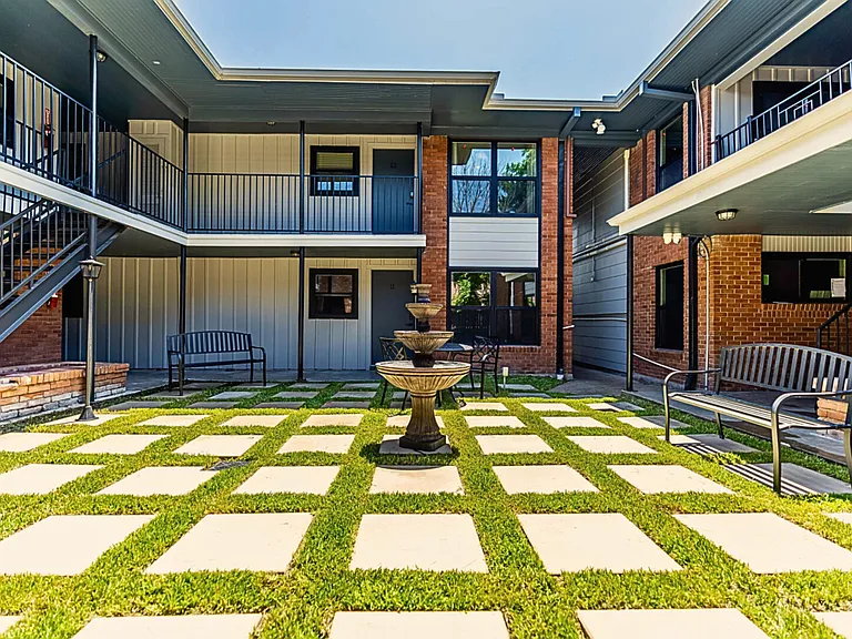 1/2 Bonnie Brae St — Photo 19