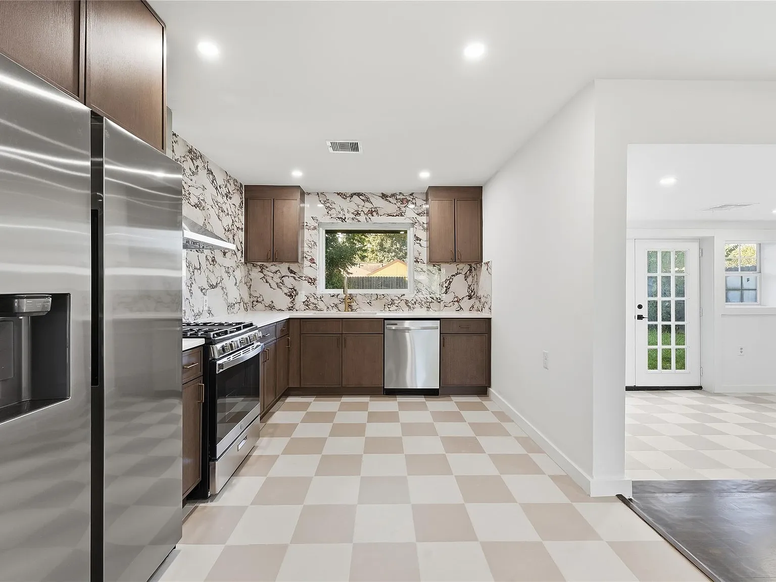 3 bed, 1.0 bath, 1201 sqft, $2,600 — Photo 3