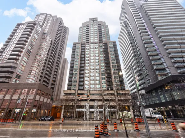 750 Bay St #1803, Toronto, ON M5G 1N6