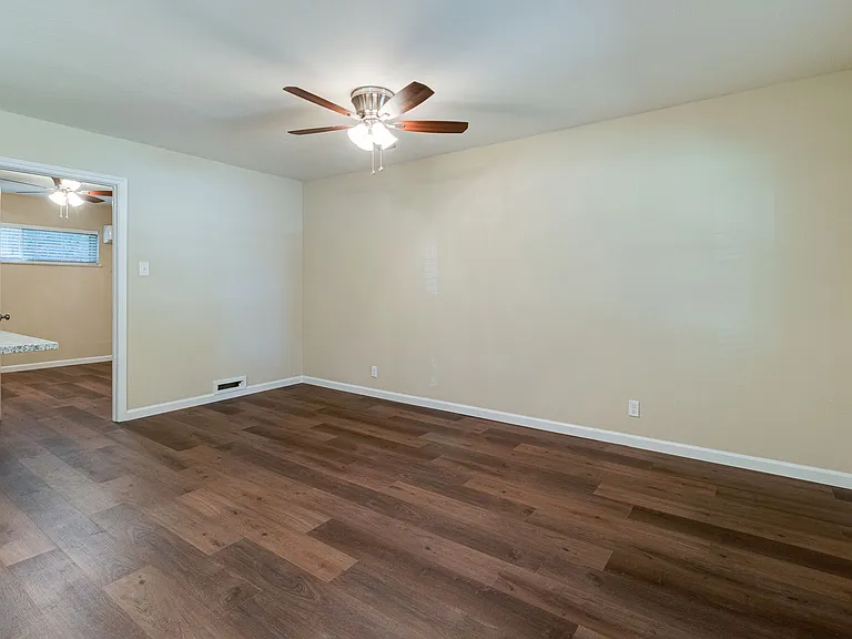 601 W College St — Photo 18