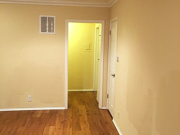 4th image of 13833 Oxnard St APT 18