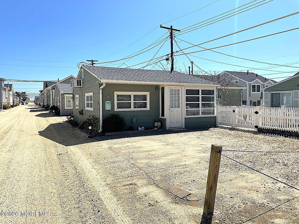 1st image of 115 W Amberjack Way