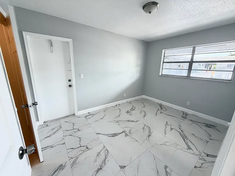 915 NE 8th St #202 — Photo 7