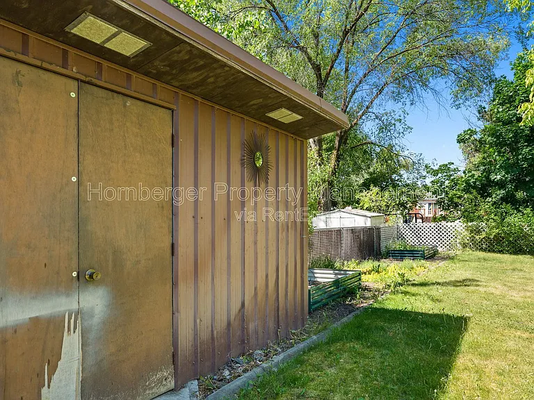1703 N Walnut Rd — Photo 26