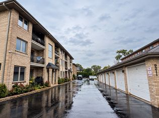 9211 S Roberts Rd APT 1B, Hickory Hills, IL 60457