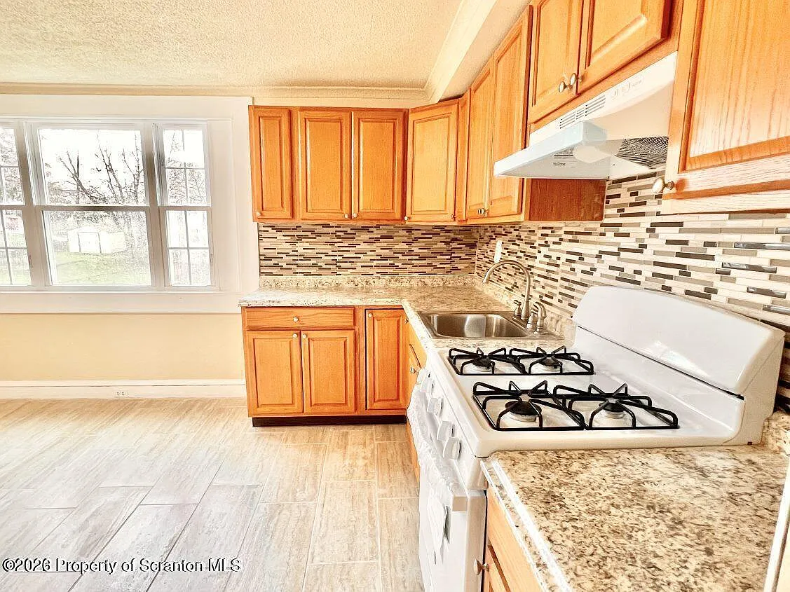 3 bed, 1.0 bath, 938 sqft, $1,200 — Photo 1