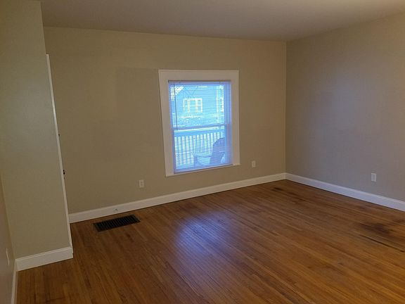 4th image of 391 Falconer St