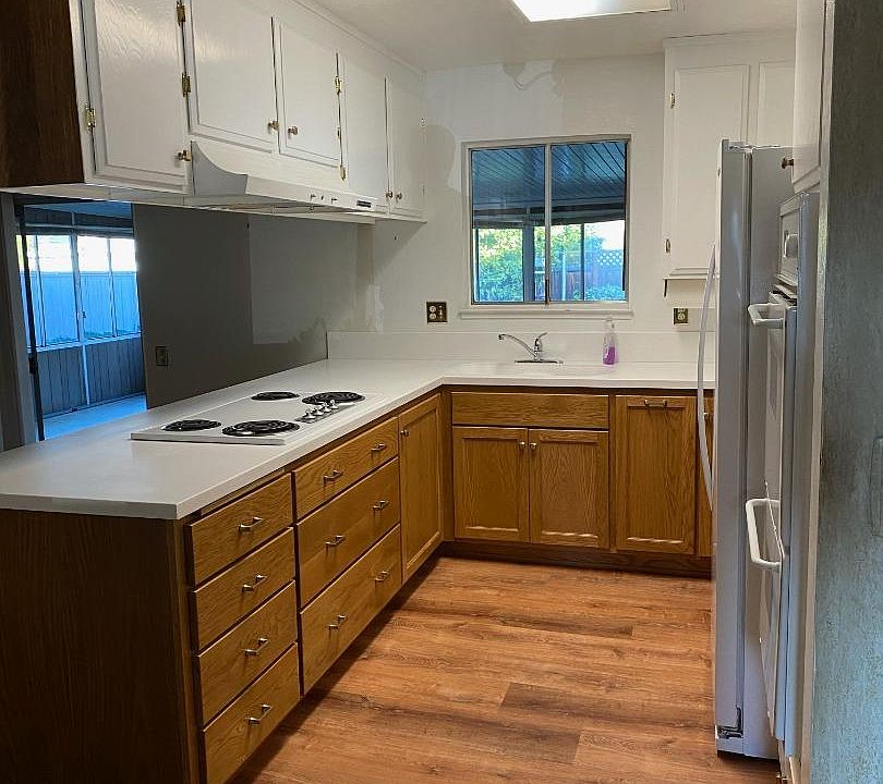 2nd image of 946 Sapphire Ct