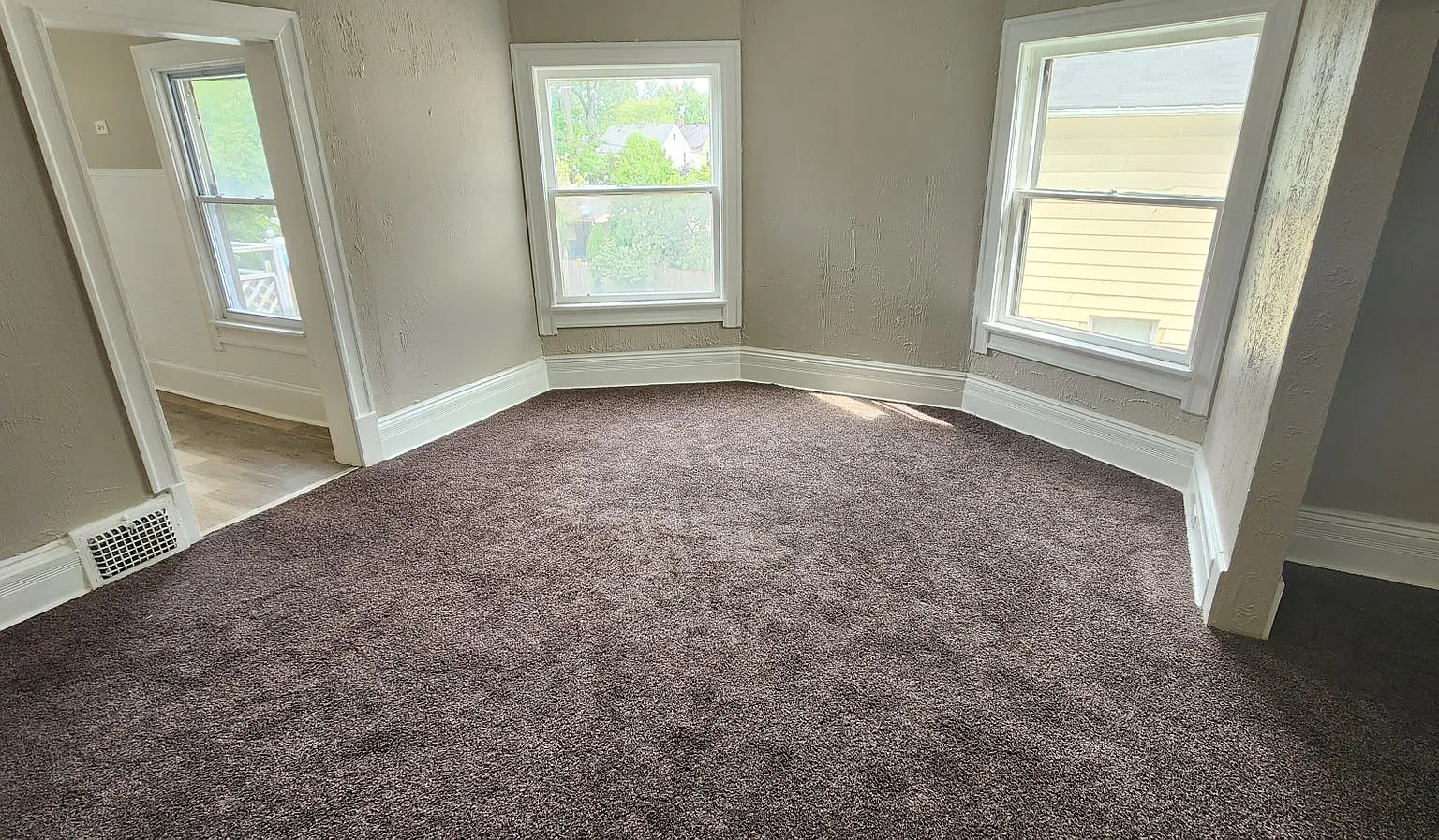 4 Bedroom 1 Bathroom Triplex — Photo 4
