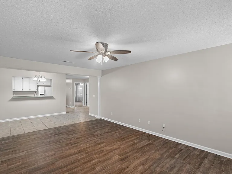 110 Creeke Ln — Photo 3