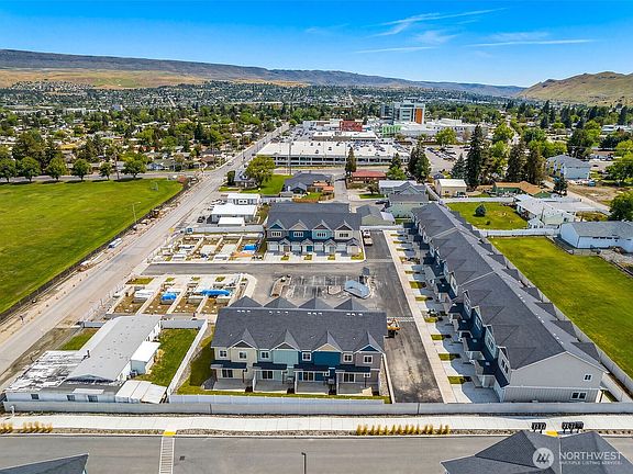 4th image of 1075 Red Apple Road #D13