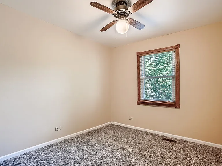 2065 Evergreen Ln — Photo 6