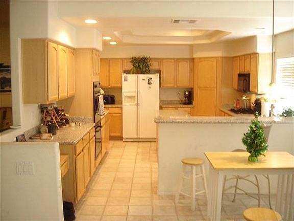 Large Kitchen w/Double Oven