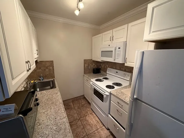 555 N Riverside Dr — Photo 5