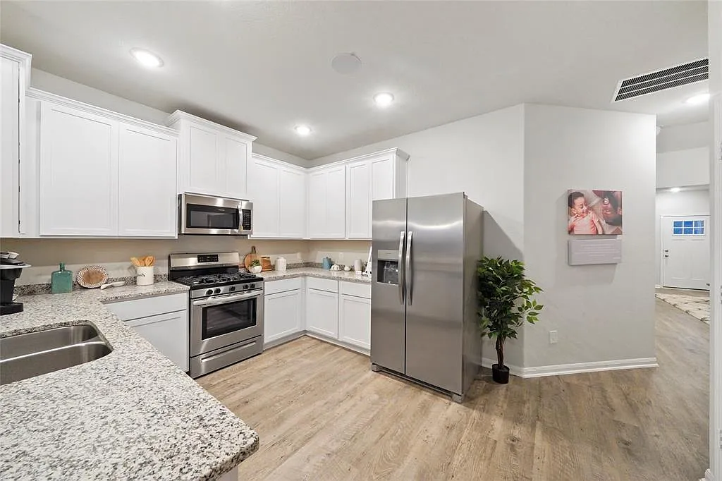 4 bed, 3.0 bath, 1894 sqft, $2,300 — Photo 3