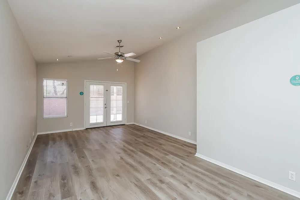 3 bed, 2.0 bath, 1276 sqft, $2,265 — Photo 4