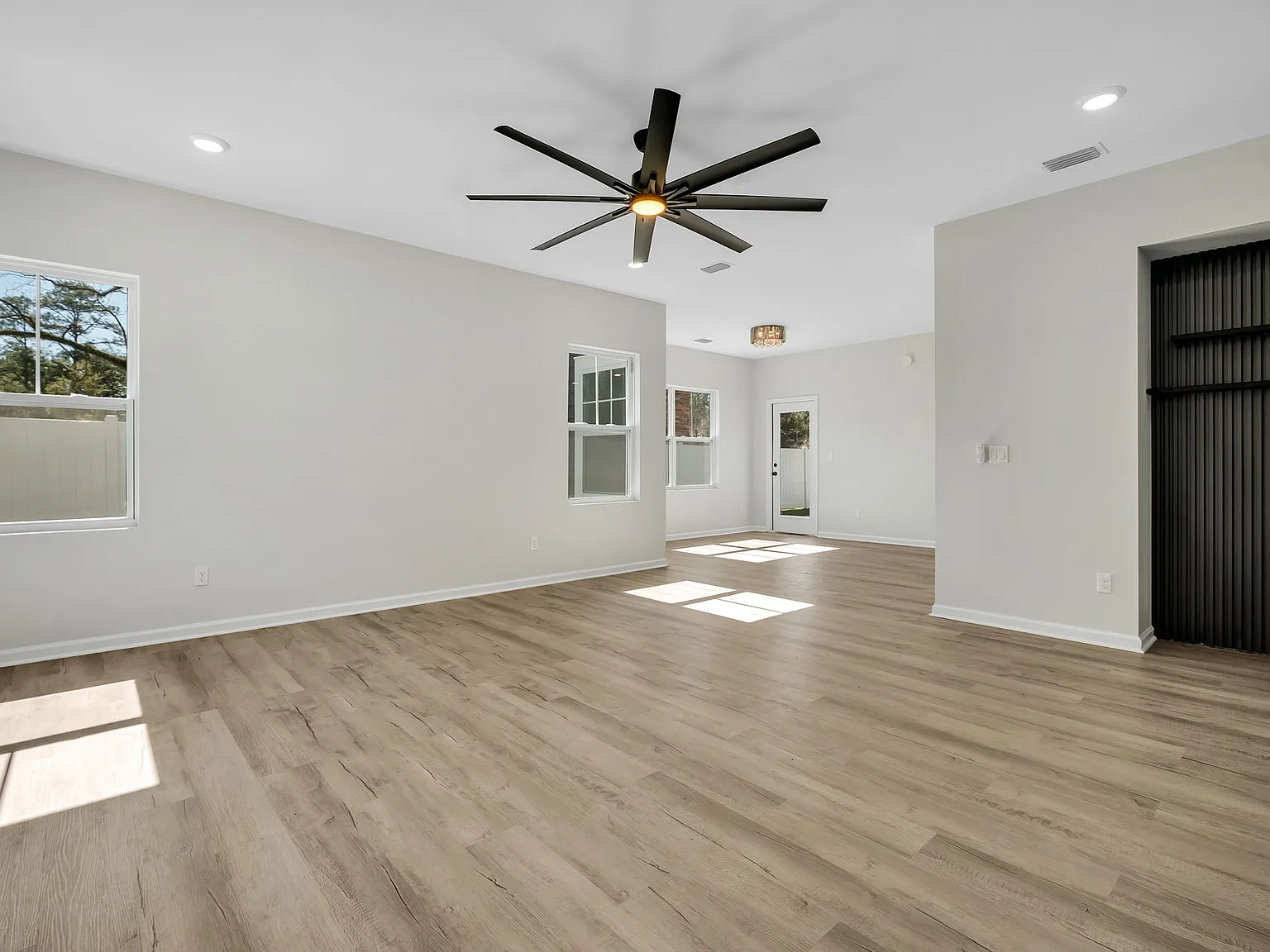 4 bed, 3.5 bath, 1841 sqft, $700 — Photo 3