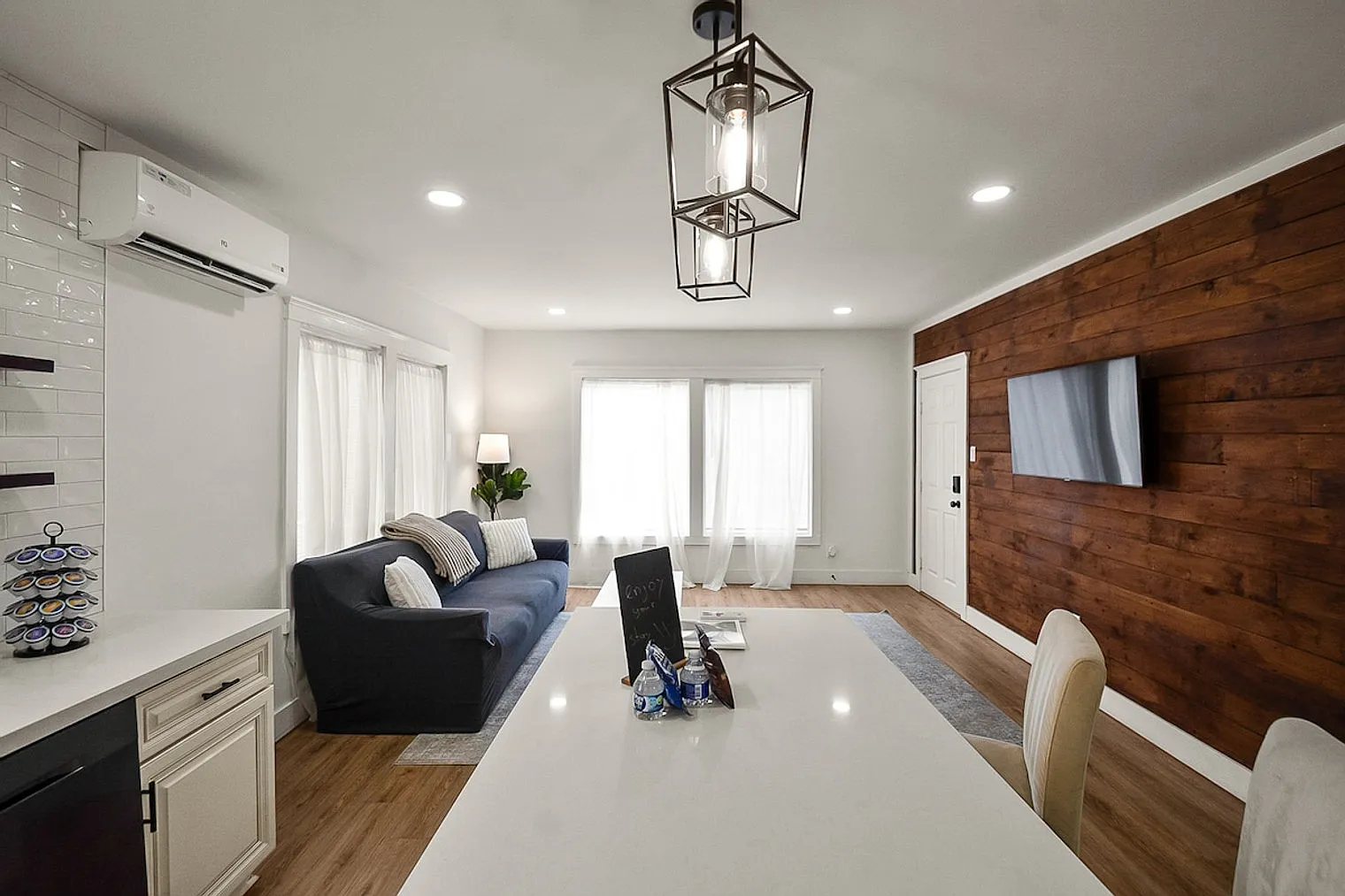 1 bed, 1.0 bath, $2,130 — Photo 1