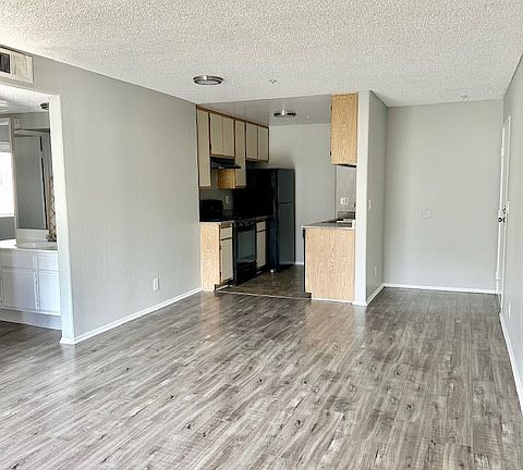 4th image of 374 Shults St #107