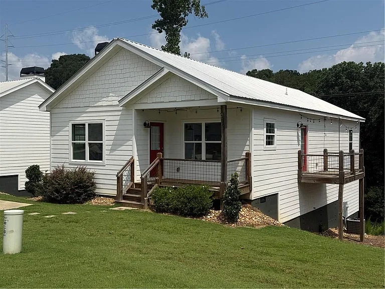519 Liberty Park Dr NE — Photo 1