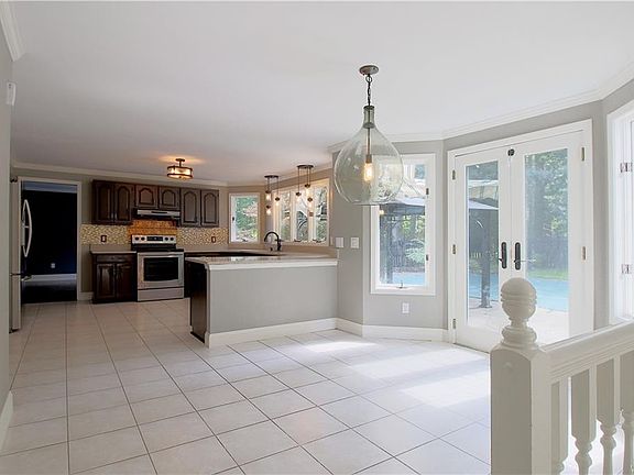 3rd image of 55 Hoviland Ct