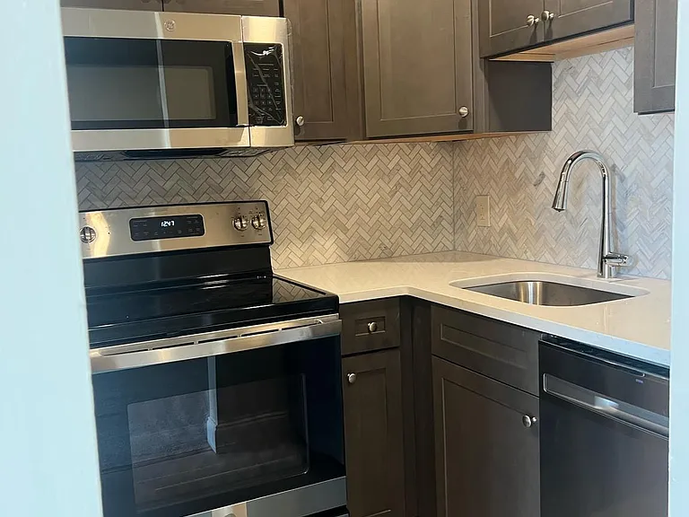 526 Broad St — Photo 8