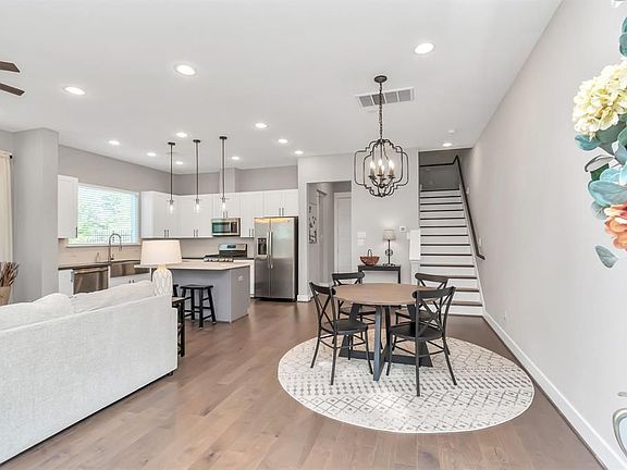 3rd image of 2071 Sherwood Forest St