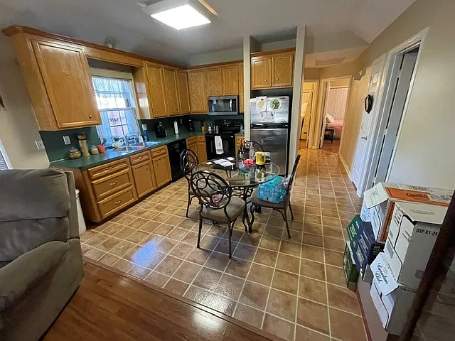 1102 Camelot Ln — Photo 4