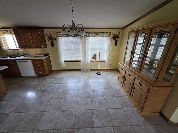 4th image of 220 Paddock Cir
