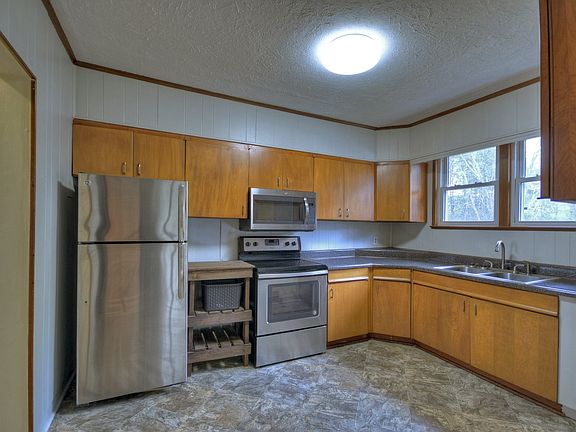 3rd image of 582 Isabella Ave