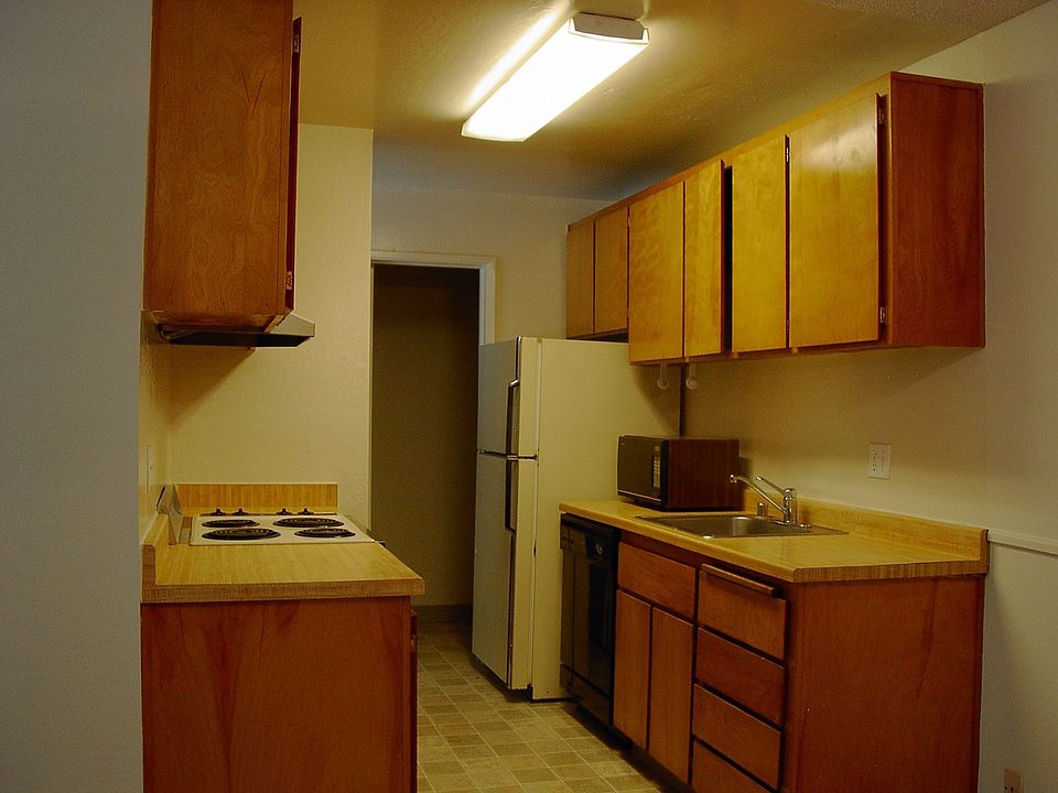 Kitchen w/ Pantry