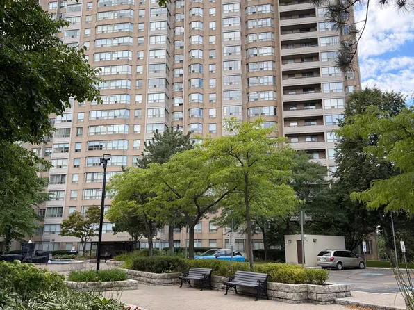 30 Malta Ave #402, Brampton, ON L6Y 4S5