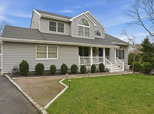 20 Stuart Ct, Hampton Bays, NY 11946