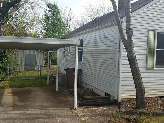 3rd image of 800 Henrietta Dr
