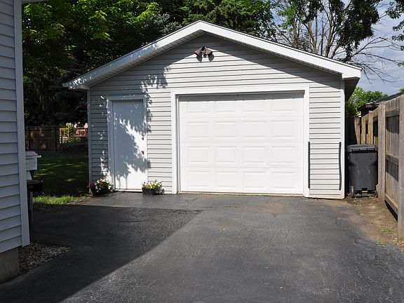3rd image of 2414 Parklake Dr