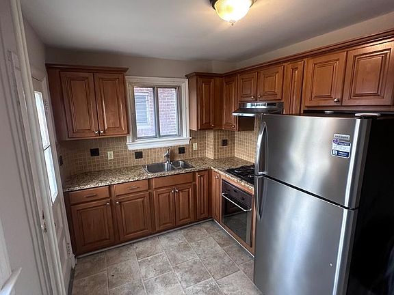 4th image of 705 Ashburton St