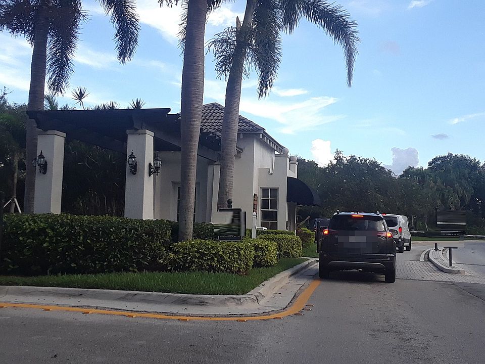 1st image of 829 Crestview Cir