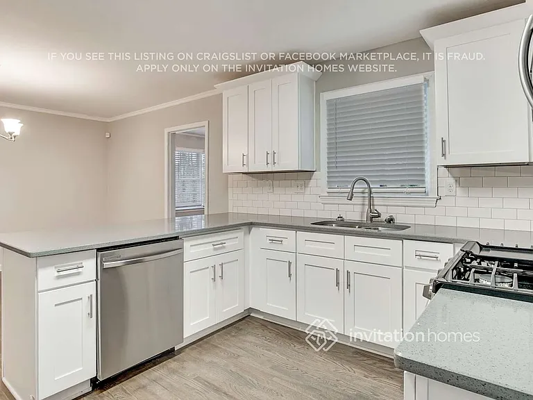 391 Derbyshire Dr — Photo 10