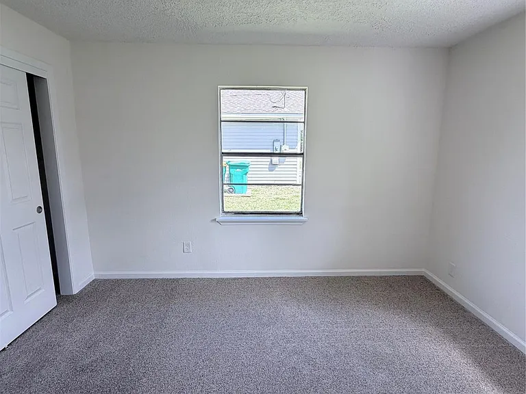 404 Elaine St — Photo 10