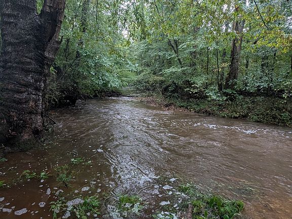 2nd image of 441 Matts Hollow Rd